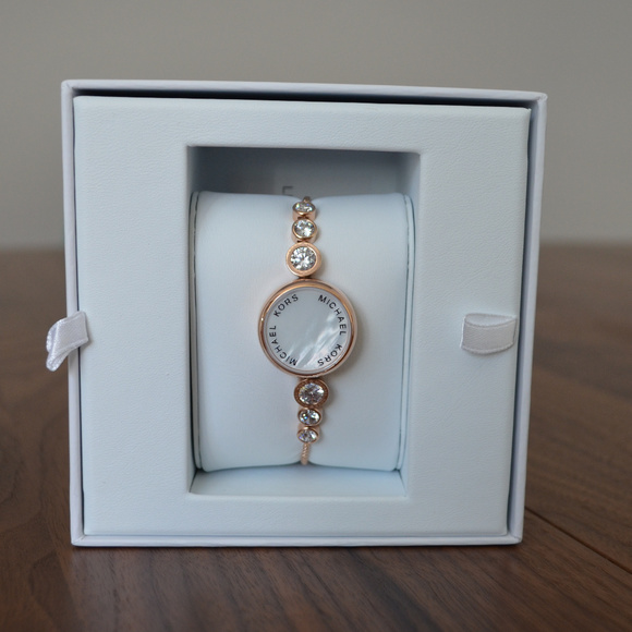 MICHAEL KORS Activity Tracker - Picture 3 of 8